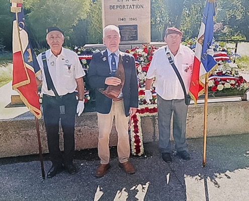 Herve Damon et Bruno Bey entourent le general Gilles Glin