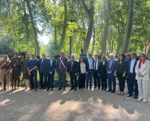 Les participants au fleurissement du memorial municipal